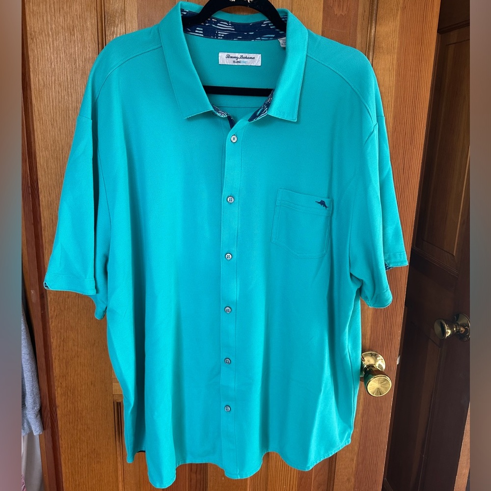 Teal Tommy Bahama short sleeve button up shirt. Worn once, in great condition